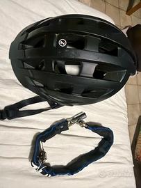 casco da bicicletta e lucchetto da biccicletta
