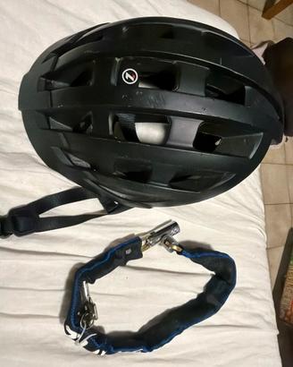casco da bicicletta e lucchetto da biccicletta