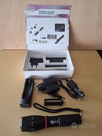 Torcia led ricaricabile e a pile con alimentatore