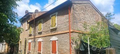 Casa libera su 4 lati in piccolo borgo