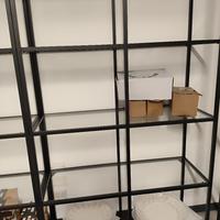 Scaffali con ripiani in vetro