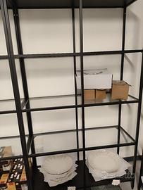 Scaffali con ripiani in vetro