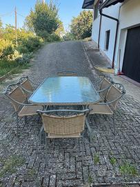 Tavolo piu sedie da giardino