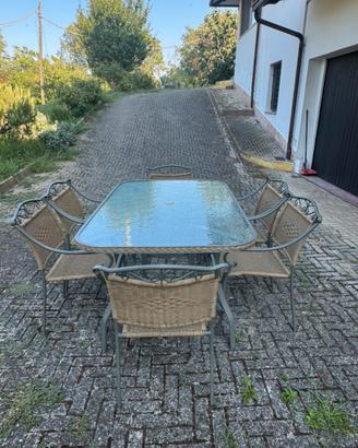 Tavolo piu sedie da giardino