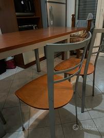 Tavolo da cucina con 3 sedie