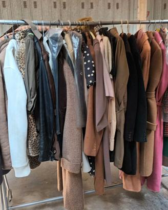 Tanti Abiti Vestiti Vintage Misti a Piacenza