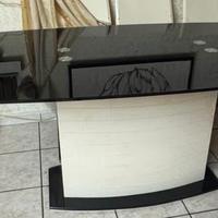 Tavolo con piano in vetro e base laccata bianca