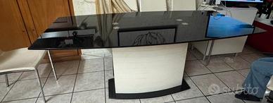 Tavolo con piano in vetro e base laccata bianca