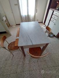 vecchio tavolo con taglieri e mattarello e 3 sedie