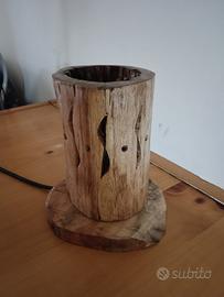 Lampada da tavolo in legno decorata a mano