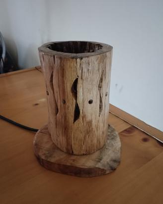 Lampada da tavolo in legno decorata a mano