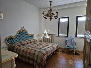 SHOWROOM - OFFICINA - MAGAZZINO E ABITAZIONE IN