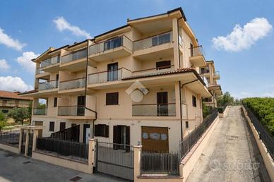 VILLA A SCHIERA A TOLLO