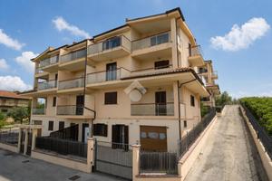 VILLA A SCHIERA A TOLLO