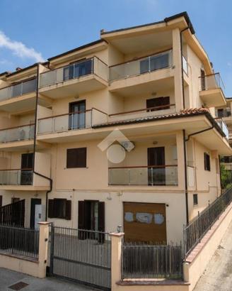 VILLA A SCHIERA A TOLLO