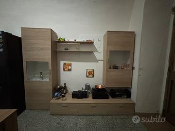 Cucina componobile parete soggiorno tavolo quattro