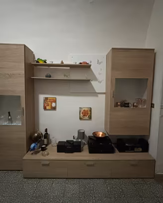 Cucina componobile parete soggiorno tavolo quattro