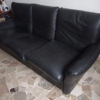 Divano pelle 3 posti nero.