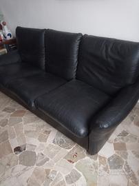 Divano pelle 3 posti nero.