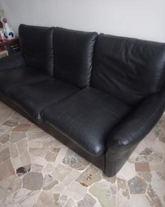 Divano pelle 3 posti nero.