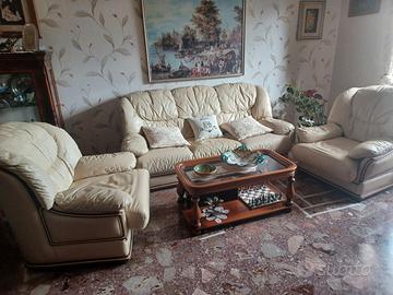 divano e due poltrone