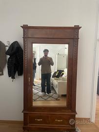 Armadio antico in legno con specchio