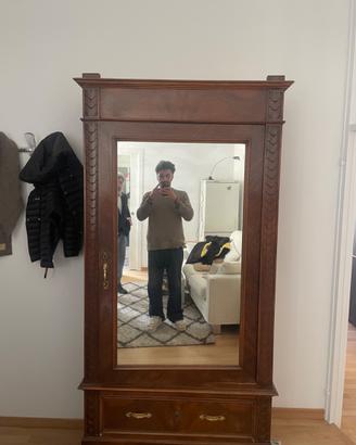 Armadio antico in legno con specchio