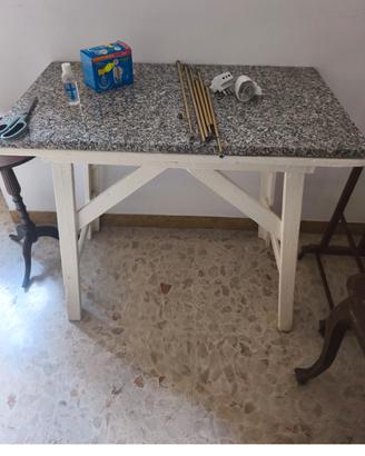 tavolo in marmo e sedia