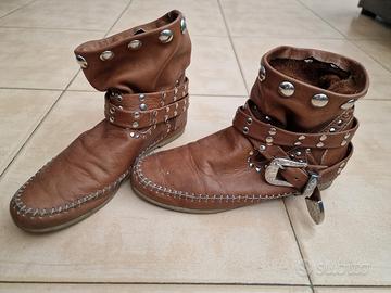 Stivaletti Country in Pelle Marrone, Borchie