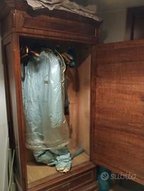 Armadio guardaroba antico