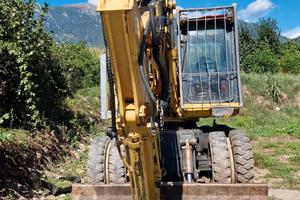 Escavatore gommato KOMATSU PW150ES