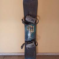 Tavola snowboard con attacchi