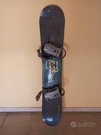 Tavola snowboard con attacchi