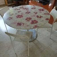 Tavolo rotondo con 5 sedie