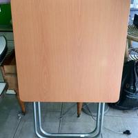 TAVOLO PIEGHEVOLE IN LEGNO E METALLO 60x60 CM