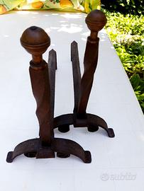 Coppia antichi ALARI da camino in ferro battuto