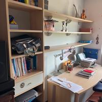 Scrivania con libreria