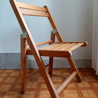 Quattro sgabelli pieghevoli in legno