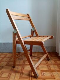 Quattro sgabelli pieghevoli in legno