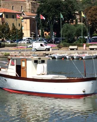 Barca a motore in legno
