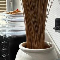 Anfora con bacchetti di legno