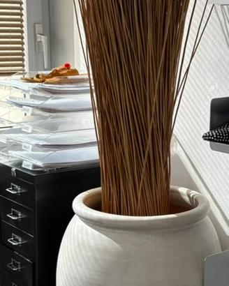 Anfora con bacchetti di legno