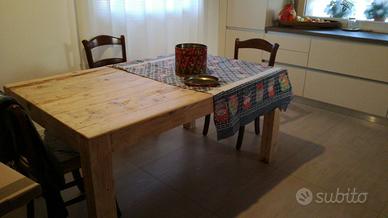 tavolo in legno vecchio con coperta incassata