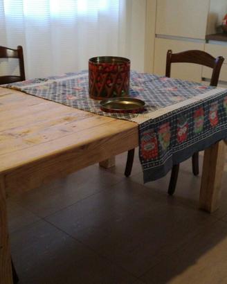 tavolo in legno vecchio con coperta incassata