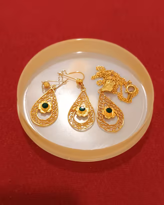 Orecchini e collana placcati oro