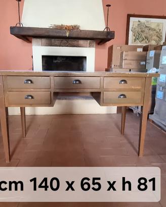 Scrivania in legno con cassetti