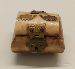 Piccolo portagioie in osso fatto a mano