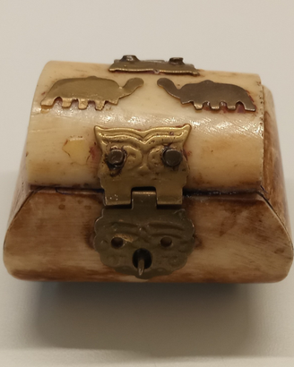 Piccolo portagioie in osso fatto a mano