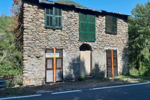Casetta indipendente da ristrutturare con terreno
