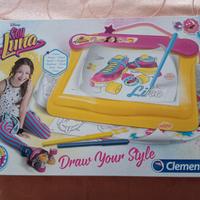 Lavagna luminosa con vano portaoggetti.